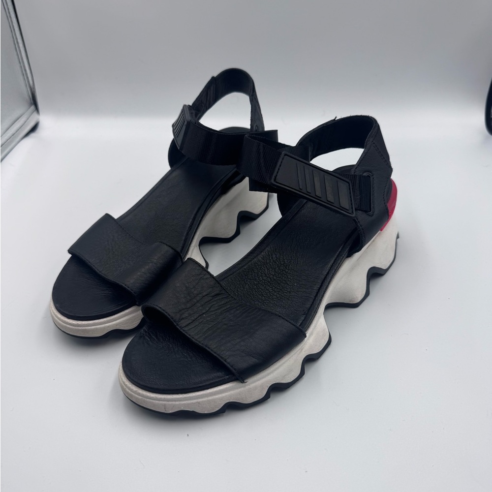 Sorel Womens 8.5 Kinetic Impact Aura Y-Strap Sandal Platform Wedge Black White